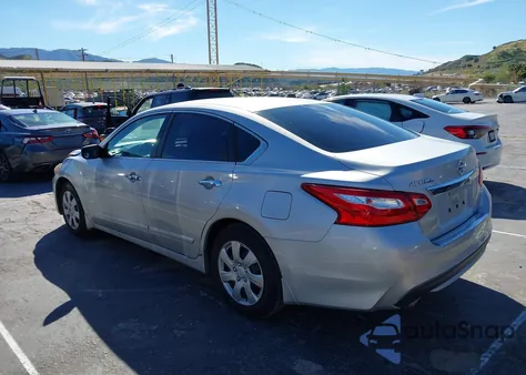 2017 Nissan Altima 2.5 S z USA, uszkodzony, nr VIN 1N4AL3AP7HC276233